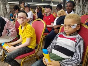 Kinshasa: une association offre des paires de lunettes médicales et des produits cosmétiques aux albinos 1 IMG 20220805 WA0023