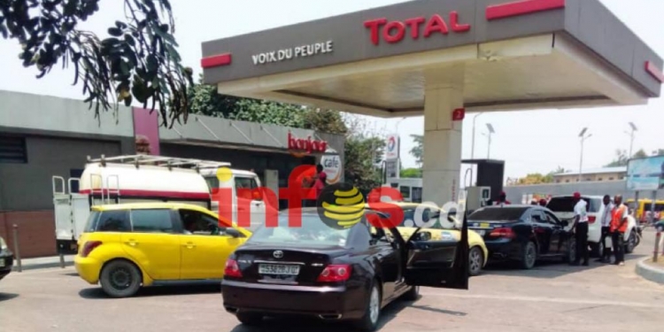 Penurie Carburant Kinshasa Kinshasa : des véhicules accourent vers les stations-services, signe d