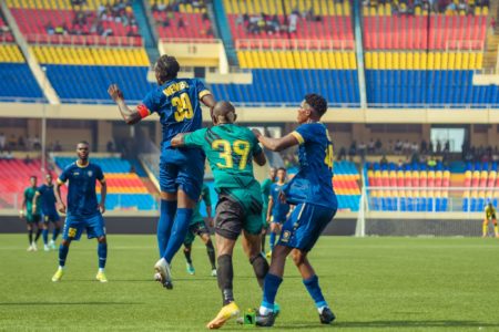Foot – Ligue 1 : deux arbitres suspendus par la LINAFOOT