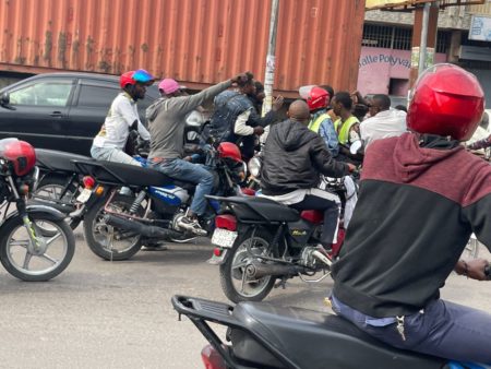 Kinshasa : des motards en colère perturbent la circulation dans plusieurs communes