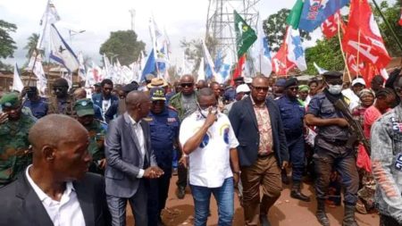 Kasaï : le gouverneur Crispin Mukendi inspecte les travaux de la route Tshikapa-Kandjaji à quelques jours de l’arrivée de Félix Tshisekedi