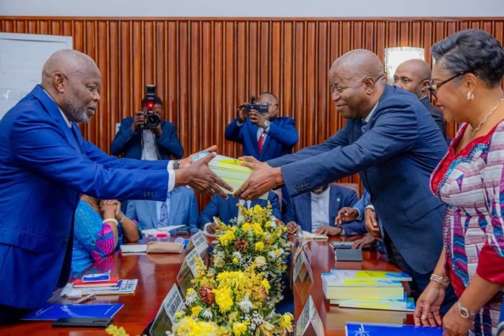 RDC : Judith Suminwa dépose le projet de loi de finances 2026 à l’Assemblée nationale