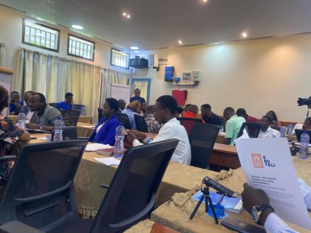 Kinshasa : des citoyens débattent du service militaire obligatoire lors d’un hackathon