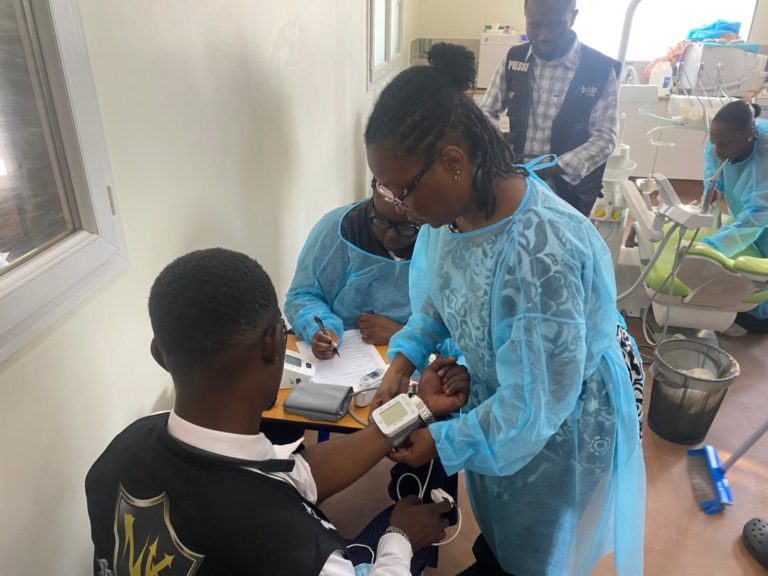 Kinshasa : des centaines d’habitants bénéficient de soins médicaux gratuits grâce à une campagne humanitaire