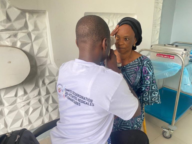 Kinshasa : à Ngamanzo, une campagne humanitaire soigne gratuitement des malades des yeux