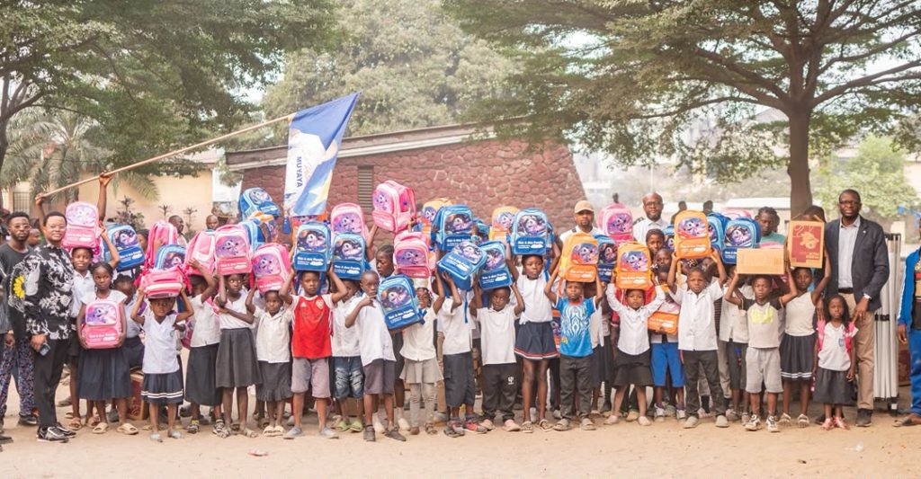 RDC : Les Amis de Patrick Muyaya distribuent 1.000 kits scolaires aux élèves de 25 écoles de la FUNA à Kinshasa